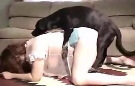 Branquinha sexy fazendo porno com cachorro