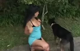 Cachorro fogoso fodendo morena safada