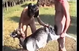 Casal praticando porno com cabra