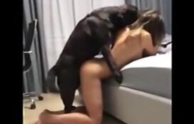 Modelo no cio fazendo sexo com cão preto grande