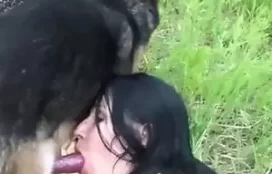 Morena trepando com cachorro ao ar livre