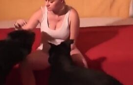 Mulher casada fodendo com 2 cachorros safados