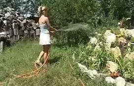 Mulher safada metendo com animais no jardim