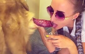 Novinha de oculos bebendo porra de cachorro