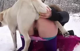 Porno caseiro de cuzuda fodendo com cão ao ar livre
