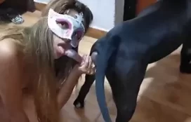 Vadia de mascara praticando oral em cachorros