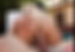 Deliciosa mujer follando con perro en el patio trasero