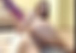 Una mujer de 50 años bebe demasiado y chupa un perro