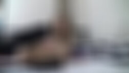 Cachonda enmascarada teniendo sexo con su perro